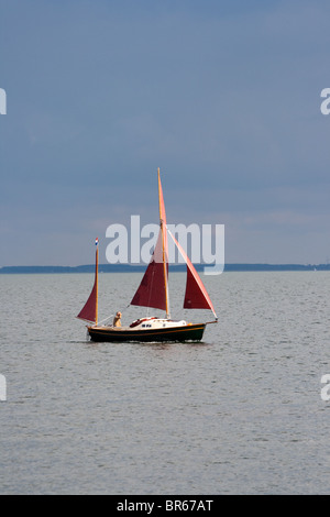 Petit voilier sur l'IJsselmeer, Pays-Bas Banque D'Images