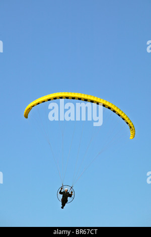 Powered parachute pilote par une mouche à la Sun-n-Fun aéronautique à Lakeland, FL Banque D'Images