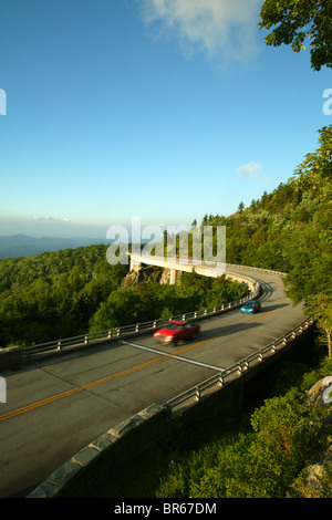 La Linn Cove Viaduct porte le Blue Ridge Parkway le long des flancs de montagne près de Grand-père Linville NC. Banque D'Images