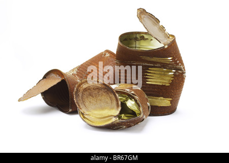 Old rusty froissé des boîtes en fer blanc sur fond blanc Banque D'Images