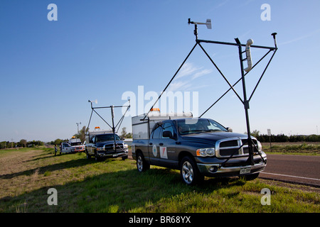 Storm Chasers alignés le long de la route dans le Kansas, le 6 mai 2010. Les chasers participent au projet Vortex 2 Banque D'Images