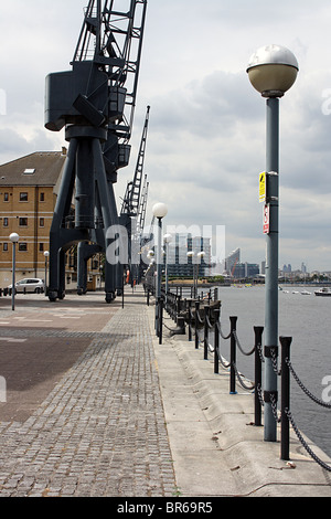 Royal Victoria Dock, London, préservé des grues et des nouveaux logements. Banque D'Images