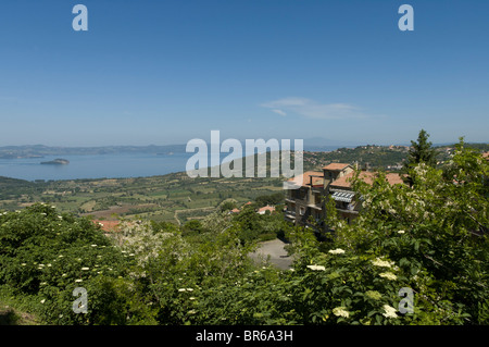 Le lac de Bolsena vu de Montefiascone Banque D'Images