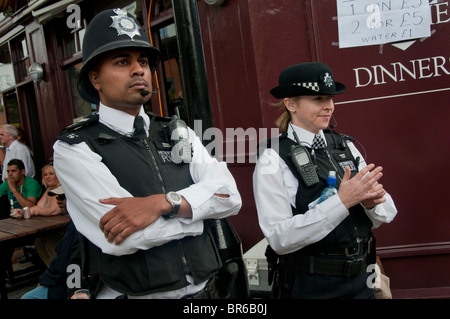 Une asiatique policier et un agent de police en service blanc à Londres Banque D'Images