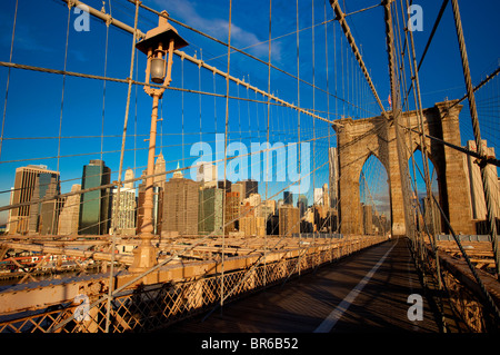 Sentier pour piétons le long du pont de Brooklyn avec les bâtiments du quartier financier au-delà, la ville de New York, USA Banque D'Images