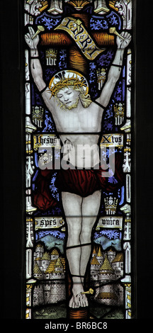 Un vitrail par C E Kempe & Co, représentant la Crucifixion de Jésus, Marhamchurch Église, Cornwall Banque D'Images