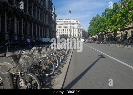 Location de vélos Velib' pour aller d'un endroit à l'autre dans les rues de Paris France Banque D'Images