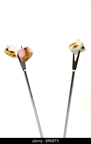 Petites guimauves grillées sur doux brochette d'argent. Banque D'Images