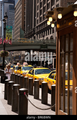 Les taxis et de taxis, 42e Rue au Grand Central Terminal, NEW YORK Banque D'Images