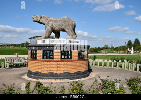 L'Association Mémorial de l'ours polaire et la sculpture monument vu contre un ciel bleu profond au National Memorial Arboretum Banque D'Images