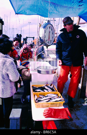 Steveston, BC, en Colombie-Britannique, Canada - Pêcheur de poissons à vendre sur bateau de pêche commercial amarré au Marché intérieur Banque D'Images