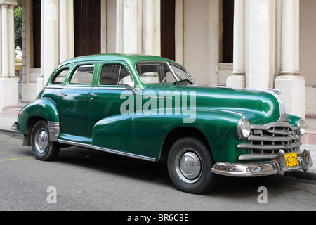 Un livre vert Pontiac Silver Streak classic voiture garée à La Havane Cuba Banque D'Images