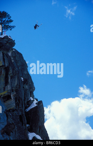 Station de ski-BASE jumper faire un saut d'une falaise près du lac Tahoe. Banque D'Images