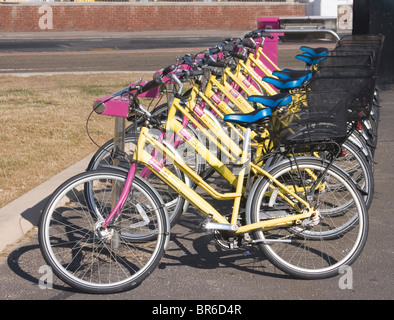 Rangée de vélos de couleur à la location. Banque D'Images