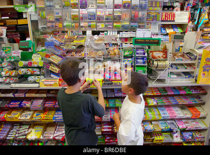 Deux garçons aller chercher des bonbons dans un dépanneur à Greenwich dans le Connecticut. Banque D'Images