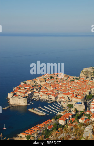 DUBROVNIK, Croatie. Un début de matinée sur la vieille ville, le port et les murs. 2010. Banque D'Images