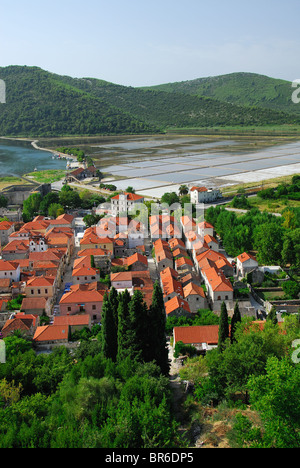 STON, péninsule de Peljesac, Croatie. Une vue sur la ville et les marais salants de la muraille médiévale. 2010. Banque D'Images