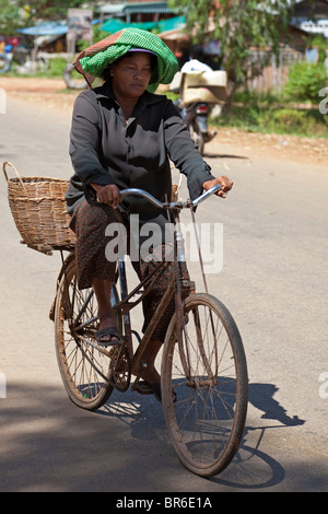 Cycliste Rural, Siem Reap, Cambodge Banque D'Images