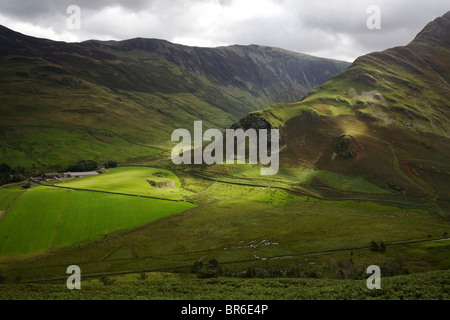 Gatesgarth ferme et le bord d'Fleetwith Pike à l'extrémité orientale de la vallée du Var, Lake District, United Kingdom. Banque D'Images