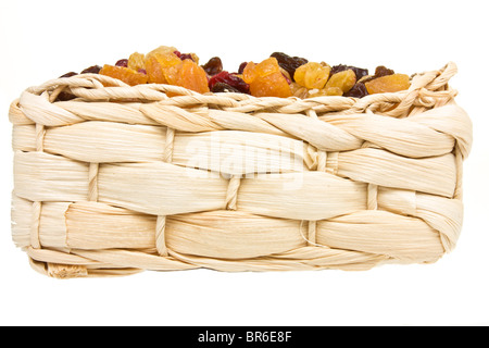 Fruits secs mélangés d'Abricots, sultana, les raisins et les canneberges dans panier en osier. Banque D'Images