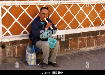 Homme aveugle jouant un magnétophone dans la ville de Puebla, au Mexique. Banque D'Images
