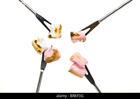 Petites guimauves grillées sur doux brochette d'argent. Banque D'Images