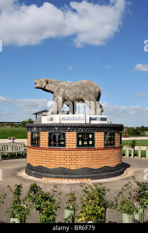 L'Association Mémorial de l'ours polaire et la sculpture monument vu contre un ciel bleu profond au National Memorial Arboretum Banque D'Images