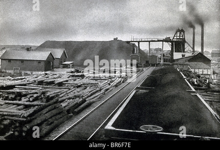 Au début des années 1900, cette photo montre un tas de minerai de fer dans une mine dans le pays de Mesaba dans le nord-est du Minnesota. Banque D'Images