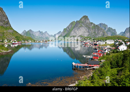 Pittoresque village de reine, les îles Lofoten, Norvège Banque D'Images