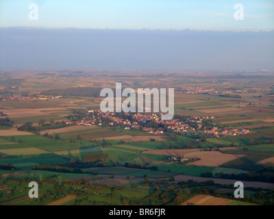 Vue aérienne de Schwenheim village au sud-est de la ville de Saverne en fin de soirée d'été, Bas Rhin, Alsace, France Banque D'Images