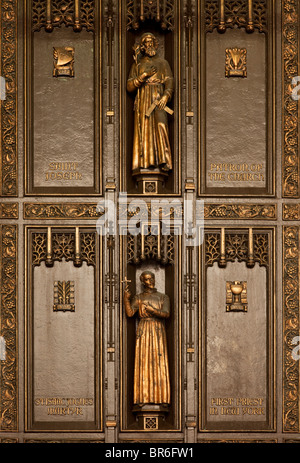 Panneau de porte principale de détails sur la cathédrale St Patrick à Manhattan, New York City USA Banque D'Images