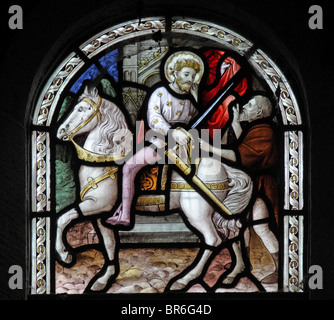 Un vitrail de Lavers, Barraud & Westlake, représentant St Martin de Tours partageant sa cape avec un mendiant, Morwenstow Church, Cornwall Banque D'Images