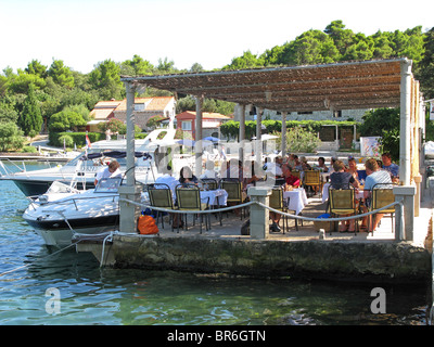 ZATON VELIKI, près de Dubrovnik, Croatie. Un restaurant populaire front de mer dans la baie de Zaton. 2010. Banque D'Images