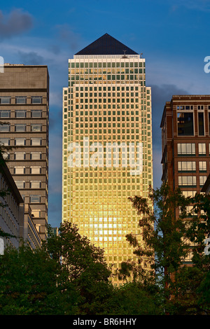 One Canada Square, Canary Wharf, Isle of Dogs, Londres, Angleterre, Royaume-Uni, Europe, attraper le soleil couchant Banque D'Images