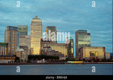 Canary Wharf, l'autre financier Business district, Isle of Dogs, Londres, Angleterre, Royaume-Uni, Europe, au crépuscule Banque D'Images