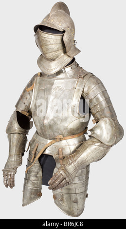 Un costume allemand d'armure pour un homme aux bras, vers 1580. Assemblé à partir d'anciennes pièces. Les pare-soleil et les vamaccolades sont des remplacements De La Période de Historismus. Burgonet avec un crâne en deux parties et un sabot haut avec bord roulé, visière rivetée et protège-cou, et pièces de joue attachées avec perforations. Entouré de rivets à doublure en laiton. Visière en trois parties, laminée et refermable. Biseau articulé avec un gorget en deux parties et une énorme bride sous-tournée et à cordon. Pauldrons de six lames attachés. Canons complets du vamrenfort avec couters fermés. Salopettes légèrement différentes, t manquant, Banque D'Images