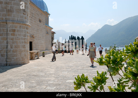 Une belle vue de la place en face de l'église Notre Dame de la roche dans l'île artificielle de la Gospa de Skrpjela, Notre Dame de Banque D'Images