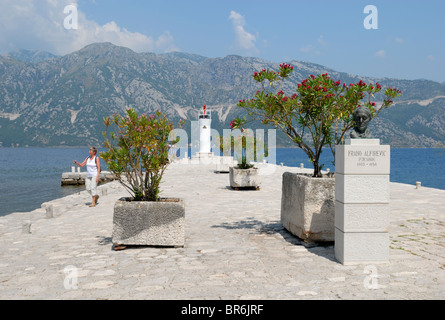 Un buste du Frano Alfirevic (1903-1956) dans l'île de Notre-Dame du Rocher, l'île de Gospa Skrpjela. Frano était un poète, ... Banque D'Images