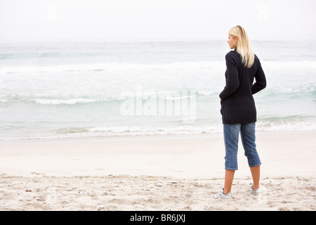 Jeune femme en vacances sur la plage d'hiver permanent Banque D'Images