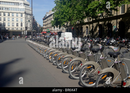 Location de vélos Velib' pour aller d'un endroit à l'autre dans les rues de Paris France Banque D'Images