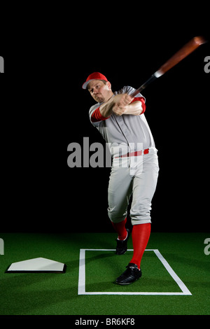 Un joueur de baseball se balançant une chauve-souris Banque D'Images
