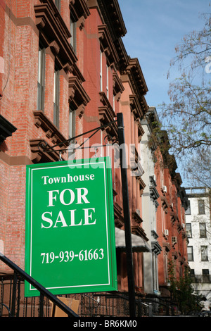 FOR SALE sign en face d'une maison de ville, Brooklyn, New York, USA Banque D'Images