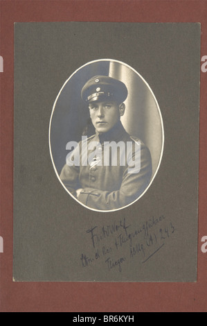 Un album photo du pilote et lieutenant De La Réserve Fritz Wolf, Flieger Abt. A 2443. 171 photographies de grande taille, parmi elles un portrait uniforme de Wolf, signées sur le passepartout, d'autres portraits et photos de groupe, biplans allemands en vol, sur les frontières nom et date (oct. - déc. 1917), débarquements d'accident, au sol devant les avions (mg à bord) et biplans (11,5 x 17 cm), dans le désordre, photos aériennes militaires avec des légendes exposées (13 x 18 et 24,5 x 30! Cm) ainsi que quelques photos de villes, dans la tranchée, à Kobylnik. Un format horizontal c, Banque D'Images