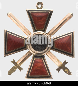 Ordre de Saint-Vladimir, 4ème Croix de classe avec Swords, vers 1912. En or et émail. Les marques de perforation cyrillique « Eduard » et « VD » en croix inverse. L'oeillet avec '56' marque zolotniki de finesse et marque d'inspection principale 'et'. Les épées sont perforées avec une marque kokoshnik. Poids 14 g. Dimensions 37 x 35 mm. Fissure dans le médaillon obverse. Sur ruban. Historique, historique, 1910, XXe siècle, médaille, décoration, médailles, décorations, insigne, insigne d'honneur, insigne d'honneur, insignes d'honneur, insignes d'honneur, objet, objets, photos, coupures, coupures, découpe, Banque D'Images