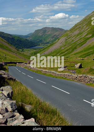 Vue sur Kirkstone Pass en direction de Brothers Water et de Patterdale En été Cumbria Lake District National Park England UK United Royaume-Uni Grande-Bretagne Banque D'Images