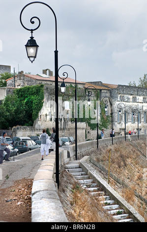 Riverfront le Rhône à Arles, Provence-Alpes-Côte d'Azur, France Banque D'Images