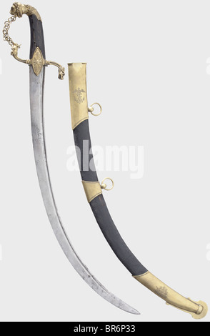 Royal Prusse Navy - sabre d'officier à la Mameluke., lame de Mameluke très incurvée avec rainure, incrustations de laiton sur le côté obverse avec des symboles orientaux. Un hile sabre français pour les officiers du premier Empire, avec des quillons en forme de S, des finales de tête d'animal, lionhead pommel, et l'ébonie à damier, craquelée, écaille. Barde cuir avec fixations en laiton, bords décorés de chaînes d'ancrage gravées. Le symbole de la marine prussienne est gravé sur le locket, et le nom 'v. Pirch' est gravé sur le côté arrière. Le champ affiche une gravure à trois mâts , Banque D'Images