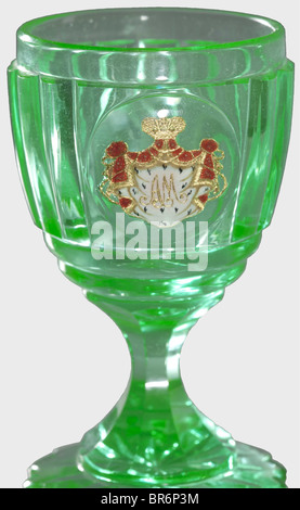 Grand-duc Alexander Michailovich Romanov (1866 - 1933) - un verre de vin de dessert vert, de son service de table personnel. Usine Impériale Russe De Fabrication De Verre De Saint-Pétersbourg, Vers 1885. Verre de cristal d'uranium avec le monogramme russe sur le devant en émail et peint à la main 'Zhischengold'-technique de verre, les lettres 'AM' sur un couvert d'ermine sous le grand coronet ducal. Dorures à l'arrière. Tige à facettes, base ronde avec étoile coupée sur le fond. Hauteur 10,5 cm. Grand-duc Michailovich Romanov, petit-fils du tsar Nicolas I, devenu vice-amiral en 1909 et chef , Banque D'Images