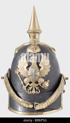 Casque modèle 1842 pour officiers de réserve. Crâne en cuir haut, fixations dorées, aigle à ligne portant une croix « Landwehr » plaquée argent. Quinbalances métalliques convexes sur vis. Cocarde d'officier de cuir avec bague plaquée argent. Doublure peau de mouton. Casque en très beau état. Historique, historique, XIXe siècle, prussien, Prussia, allemand, Allemagne, militaria, militaire, objet, objets, alambics, coupures, coupures, coupures, casque, casque, casque, coiffeuse, ustensile, équipement, ustensiles, protection, coiffures, articles de chapellerie, unifor, Banque D'Images