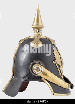 Casque modèle 1842 pour officiers de réserve. Crâne en cuir haut, fixations dorées, aigle à ligne portant une croix « Landwehr » plaquée argent. Quinbalances métalliques convexes sur vis. Cocarde d'officier de cuir avec bague plaquée argent. Doublure peau de mouton. Casque en très beau état. Historique, historique, XIXe siècle, prussien, Prussia, allemand, Allemagne, militaria, militaire, objet, objets, alambics, coupures, coupures, coupures, casque, casque, casque, coiffeuse, ustensile, équipement, ustensiles, protection, coiffures, articles de chapellerie, unifor, Banque D'Images